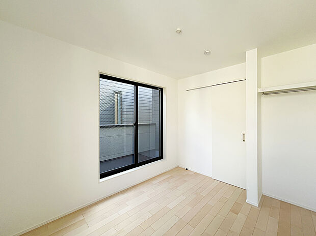 【Room】
交通量の少ない道路に面していいる閑静な立地。
車もスムーズに駐車できそうです。