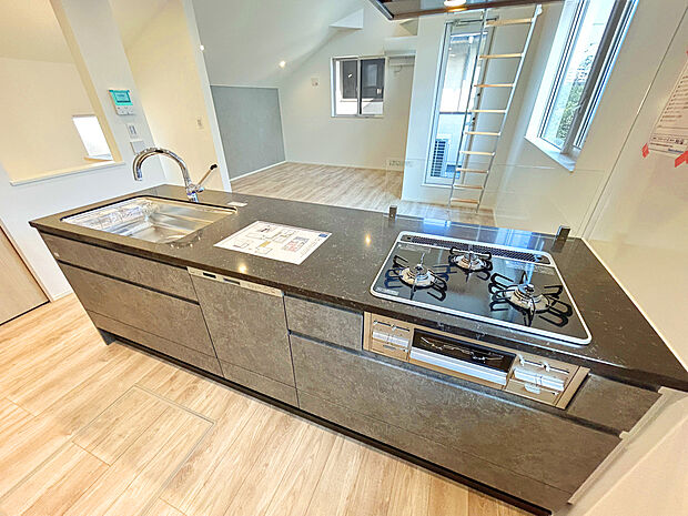 【Kitchen】
部屋全体を見渡すことができる開放的なカウンターキッチン設計。