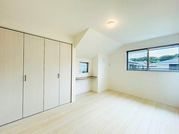 【Room:7.1帖】
在宅勤務の方や裁縫、細かい作業を行う趣味などに最適なスペースが設けられています。専用の作業スペースを持っていると、その場所に行くことで集中力、モチベーションが高まります。