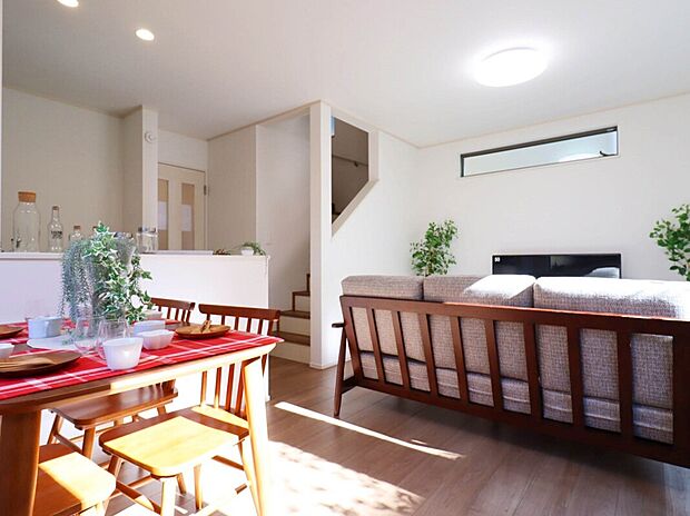 【施工例:LDK】
2階リビング仕様でプライバシー性が守りやすい間取りプラン!
リビング階段になっているので家族と顔を合わせる機会が増える設計!