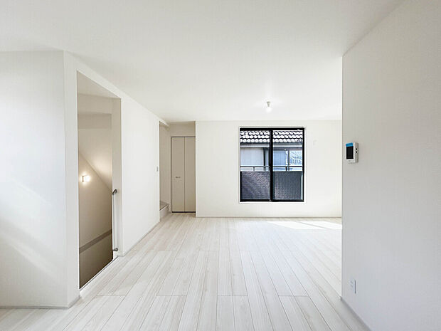 【LDK:17.12帖】
キッチン横にはパントリーが備わっており、キッチン用品や常温で保存できる物などを収納可能!キッチン周りをスッキリと見せてくれます!