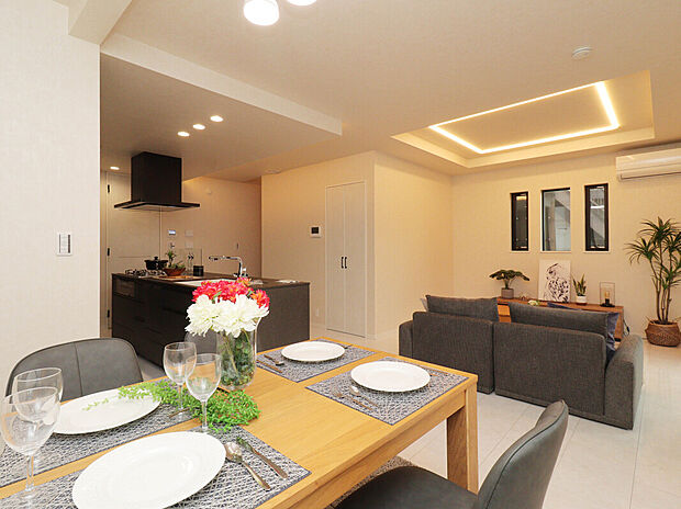 【LDK：18.1帖】
広々としたLDKはガス式床暖房搭載で冬でも足先から温かく快適な空間。