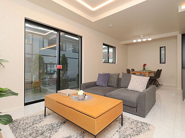 【LDK：18.1帖】
家族とのコミュニケーションの機会が増えるリビング階段設計が採用された造り。