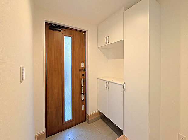 【Entrance】
スーパー徒歩5分、コンビニ徒歩3分で利用可能！日々のお買い物や休日のまとめ買いなども行き来しやすい距離で便利な住環境です。