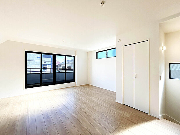 【LDK:18.5帖】
2階に設置されているので人目を気にせずくつろぐことが可能。リビング階段設計とカウンターキッチンによって家族間のコミュニケーションの機会が増える造り。