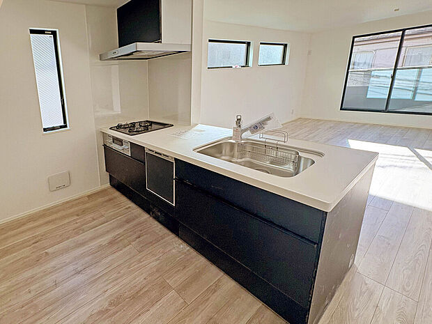 【Kitchen】
2階リビング仕様でプライバシー性が守りやすく、南向きで陽当たり・通風良好!くつろぎ空間を創ります。