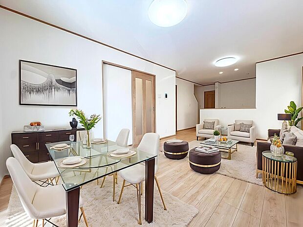 【LDK:16帖】
リビング全体を見渡せる食洗機付きカウンターキッチン仕様。
リビング階段や水回り集約設計など住む人の暮らしを考えた設計を多く取り入れた造り。