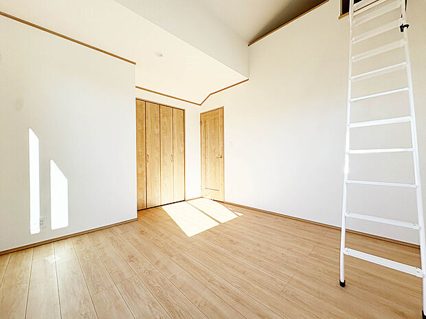 【Room:6.62帖】
全室南向きの為陽当たり良好。
日中は柔らかな陽射しが降り注ぐ居心地の良い室内で過ごせます。