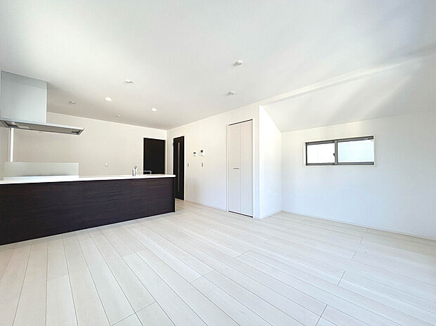 【施工例：LDK】
カウンターキッチンとリビング階段設計で家族間の絆がより深まりやすい設計となっています。