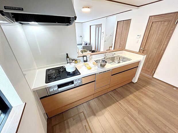 【施工例：Kitchen】
食洗器や浴室乾燥機などが備わっており、忙しい毎日を支える実用的な設備を標準装備。暮らしを快適にしてくれます。