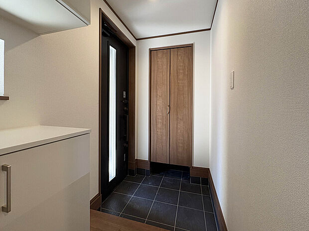 【Entrance：A号棟】
東武野田線「塚田」駅徒歩9分、「新船橋」駅徒歩15分で利用可能な好立地！「塚田」駅から「船橋」駅まで直通4分で行くことができます。