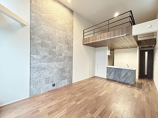 【施工例：LDK】
床暖房や5.6帖以上の小屋裏収納など、豊富な収納や設備でより快適で充実した新生活が叶います。
