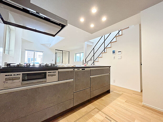 【施工例：Kitchen】
水廻り集約設計やカウンターキッチン、リビング階段を採用した暮らしやすいプランニング。食洗機や浴室暖房乾燥機など日々の暮らしをより快適にする設備も充実。