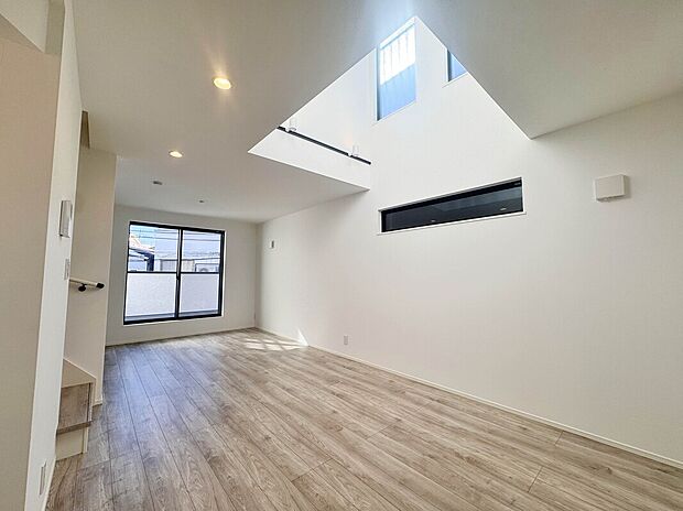 【施工例：LDK】
収納力の高いWICやSICなどが備わった邸宅。LDKにアイランドキッチンが採用された開放的な空間でデザインされた暮らしを叶えます。
