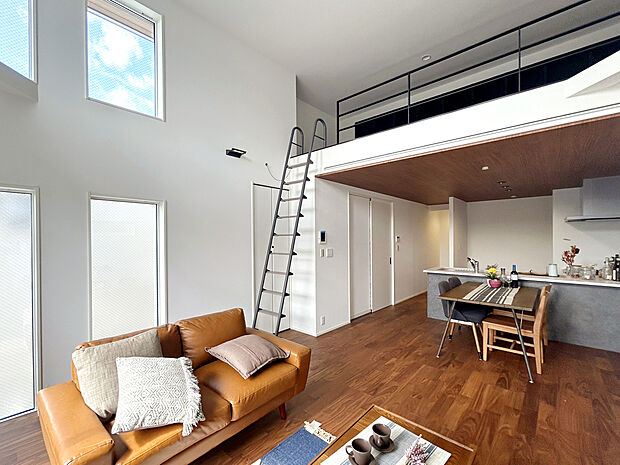 【LDK：1号棟】
全棟南向きで陽当たり良好な邸宅！リビングに床暖房が搭載されており、足元から温まれる居心地の良い空間を創る邸宅。