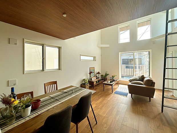 【LDK：2号棟】
LDK17帖超×3部屋ファミリープラン！各棟異なるプランで暮らしに合った邸宅を選ぶことができます。