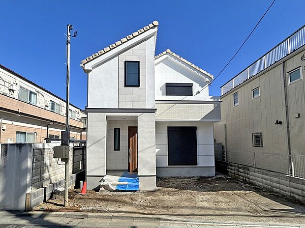 【外観：2月上旬撮影】
京王線「千歳烏山」駅徒歩10分の閑静な住宅街に断熱・省エネ性能に優れたZEH水準仕様の新築分譲住宅！
耐震等級3×制震ダンパーで繰り返す地震に強い住まいです！