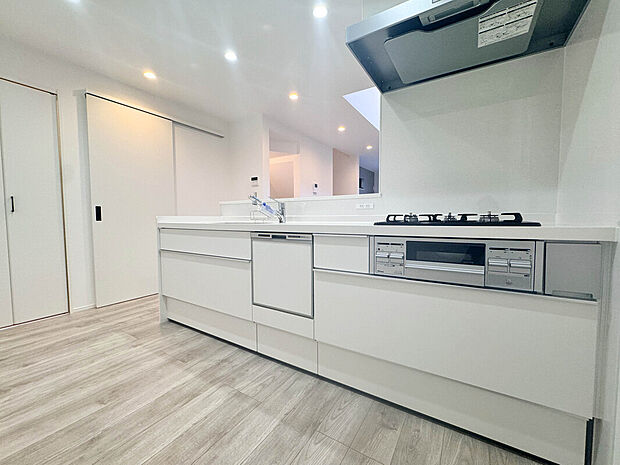 【施工例：Kitchen】
あると便利な食洗器搭載キッチン。手洗いの時間や労力を大幅に削減でき、家事の効率化が図れ、空いた時間に他の作業やのんびり家族との時間が増えます。