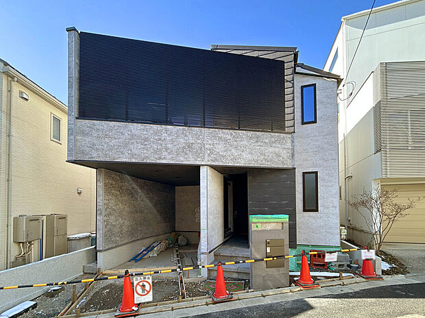 【外観】
東急世田谷線「若林」駅まで徒歩8分、小田急線「梅ヶ丘」駅徒歩13分の落ち着いた街並みに佇む、ウッドデッキ調のワイドバルコニーで心落ち着くプライベート邸が堂々完成。21帖のLDKには床暖房搭載