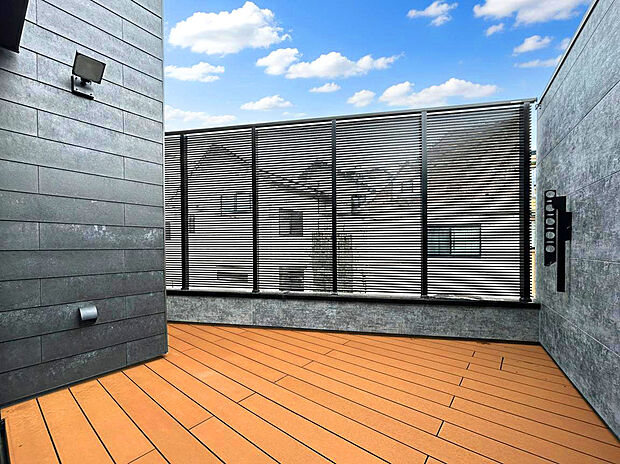 【Balcony】
ウッドデッキ調の広々としたワイドバルコニー設計。南側から心地よい陽光差し込む安らぎのプライベート空間。