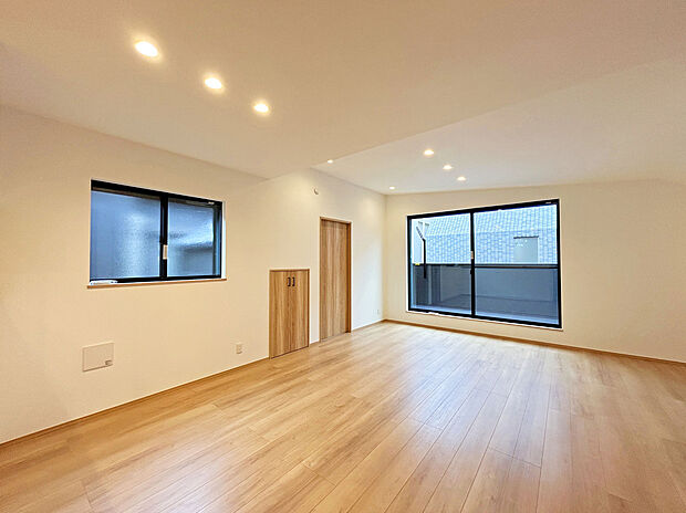 【LDK:21帖】
LDK21帖×4部屋ファミリープラン!
リビングには床暖房が搭載されており、家族団らんの時間を過ごしやすい空間を創ります。