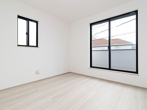 【Room:B号棟】
全棟南向き、全居室が2面採光なのでどの居室も陽当たり・通風良好、居心地の良い空間となっています。