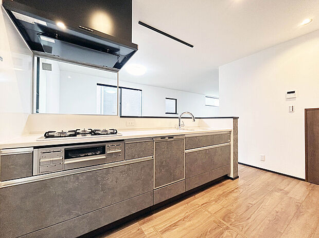 【Kitchen:2号棟】
床暖房や電動シャッター、食洗機に宅配ボックスなど人気の設備で快適な暮らしが叶います。