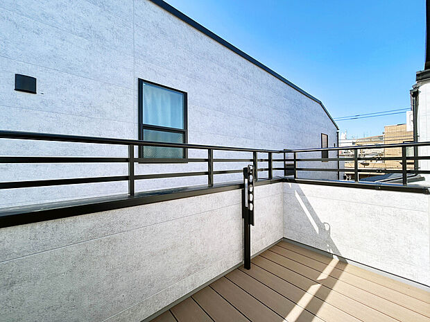 【Balcony】
通常のバルコニーよりも広さがあるので、洗濯物を多く干せるだけでなく、花や観葉植物（ガーデニング）、家庭菜園なども楽しむことが出来ます！