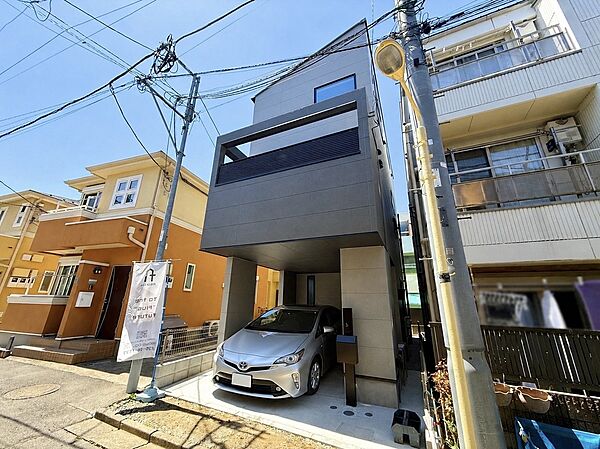【外観】
弊社限定公開！土日祝日現地販売会実施中！
「幡ヶ谷」「西新宿五丁目」「中野新橋」駅が利用可能な利便性高い希少立地に誕生。2階LDKは一部吹抜天井設計の開放的な邸宅です。