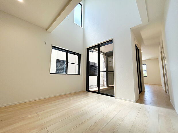 【LDK 22.3帖：1号棟】
全棟南向きのリビングで陽当たり良好。
吹抜や勾配天井でさらに開放的なくつろぎの空間を創り出します。