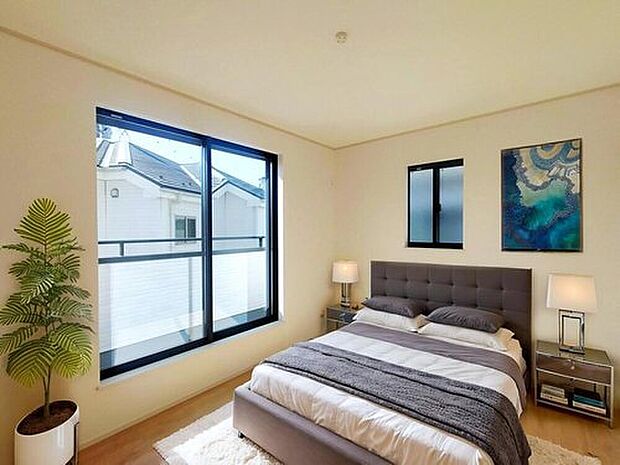【建物プラン例:Room】
南向きで日当たり良好な空間。大きな窓からは心地よい陽光が差し込み風通しの良い住まいで心落ち着く暮らしを望めます。