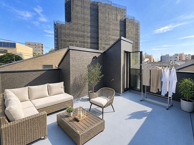 【Roof Balcony】
ブラックの外壁が上品な印象を演出する屋上バルコニー。視界を遮るものがなく、晴れた日には遠くの街並みまで見渡せる気持ちの良い空間で過ごせます。