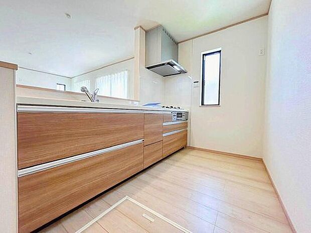 【施工例:Kitchen】
家族一人一部屋が叶う全棟LDK15帖超の4LDKファミリープラン。
水回り集約設計やカウンターキッチンなど家事効率や家族との暮らしやすさに配慮されたプランニング。