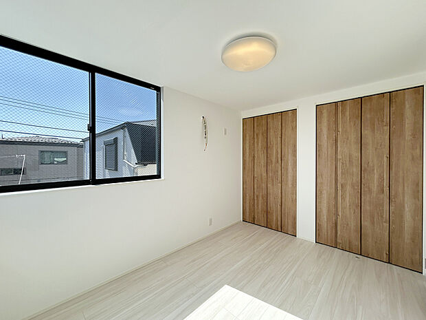 【施工例:Room】
勾配天井で開放的な小屋裏収納付き3LDKプラン!
落ち着いた住宅地としてファミリー層や定住志向の方に好まれる暮らしやすい住環境。