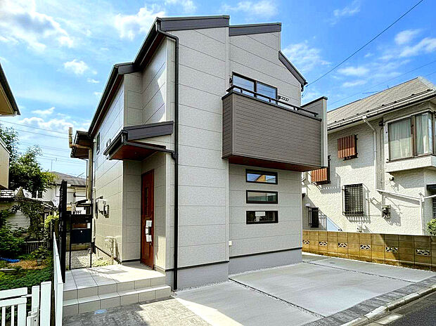 【外観】即日ご案内可能！
小田急線「狛江」駅徒歩10分で利用可能な希少立地に佇む邸宅！カースペースが確保されたゆとりある敷地28.5坪で開放感ある暮らしを叶えます！