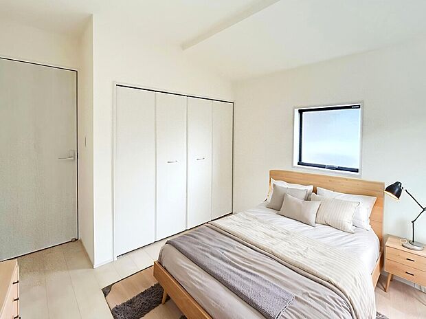【Room：4.58帖】
全居室に収納スペースが確保されており、衣類や季節用品もすっきり整理。居住スペースを広く有効活用できます。
※本画像はCG加工により、家具を配置しております。