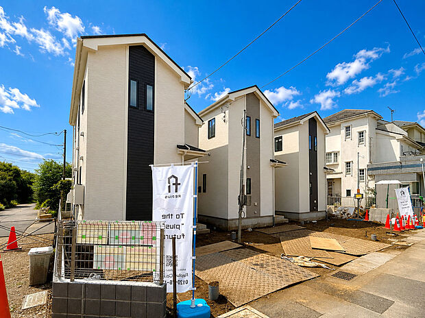 【外観：8月中旬撮影】
弊社限定公開！土日祝日は現地販売会実施中！
角地状立地に佇む、ZEH水準仕様の限定3棟が誕生！
物件詳細や現地ご案内など、お気軽にお問い合わせください！
