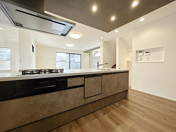 【建物プラン例:Kitchen】
約29坪ある開放的な整形地。理想の住まいを建築可能。車通りも少なく、閑静な住宅街となっています。