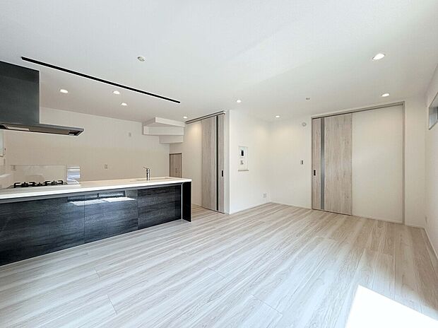 【建物プラン例:LDK】
駅前の喧騒から少し離れた、静かな住宅街「杉並区宮前4丁目」はちょうどいい距離感で子育て世帯に人気の町です。