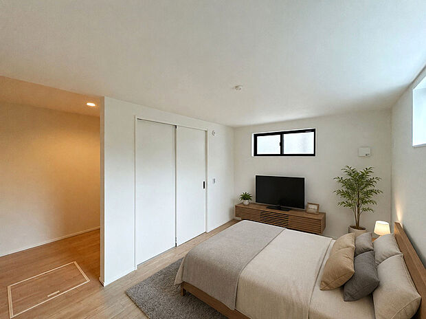 【Room：1号棟】
居住空間に広がりをもたらしてくれるウォークインクローゼット。
スペースが確保されているため、アイテムごとに収納を分けて整理することができます。