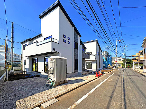 【外観：10月中旬撮影】見学予約随時受付中！諸条件ご相談可能！
「新宿」駅へ約18分でアクセス可能な小田急線「喜多見」駅より徒歩15分の地に、広さと外内装デザインにこだわった全3邸が誕生。