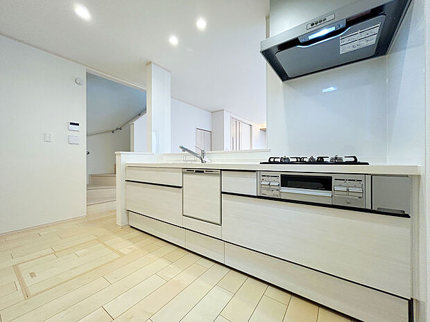 【施工例:Kitchen】
全棟南向き、柔らかな陽射しが明るく室内を照らします。棟ごとに特色あるプランニングがされているので、家族それぞれのライフスタイルに合った住まいが叶います。