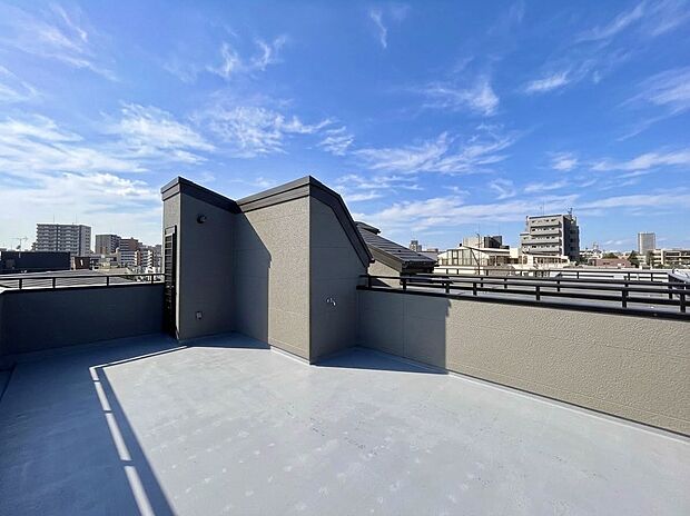 【Roof Balcony】
池袋駅が徒歩利用可能。
日頃の通勤・通学から休日のショッピングまで、池袋を「使いこなす」暮らしが叶うロケーション。
駅前に出なくとも日常が整う穏やかで暮らしやすい住環境。
