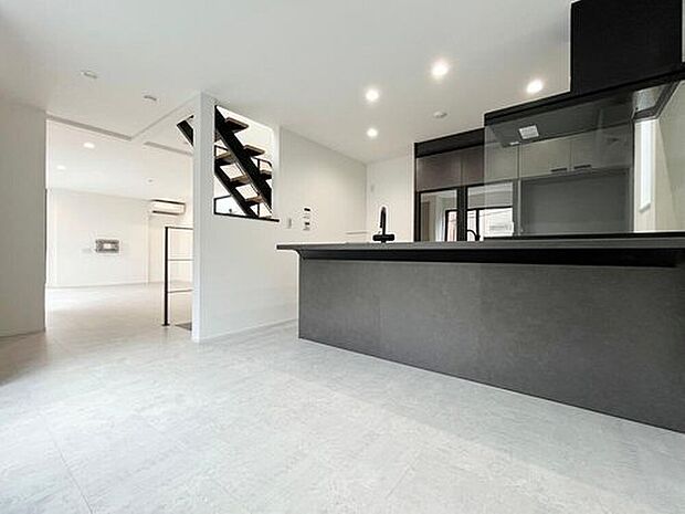【建物プラン例:Kitchen】
フルフラットなキッチンを採用することで開放的な空間を演出。リビング全体を見渡すことができるので、料理中でも家族とのコミュニケーションと取ったり、子供の様子を見れます。