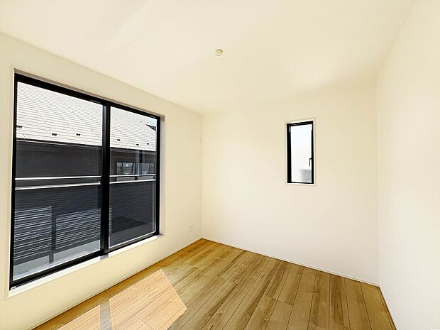 【【Room 5.25帖:1号棟】】バルコニーに面している2面採光の居室には、大きな窓が採用されていて、居室を明るく穏やかな空間を創り出してくれます。