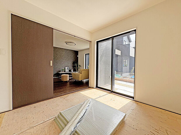 【【Room 4.5帖:2号棟】】2面採光設計の居室なので、風通しが良く、居室の空気を入れ替えるのに最適な設計になっています。