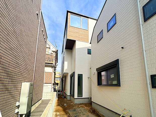 【【外観南側：2月上旬撮影】】スーパーやコンビニなど商業施設が徒歩4分圏内に点在。日々のお買い物や休日のまとめ買いなども行き来しやすい距離で、便利な住環境です。