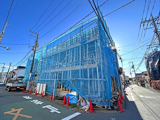 【【外観:11月上旬撮影】】LDKに床暖房が備わっており、暖かで落ち着いた空間で過ごすことが出来ます。居室にはWICやキッチン横にパントリーなど収納豊富なプランニングがされており、物が増えてもスッキリした空間を保てます。