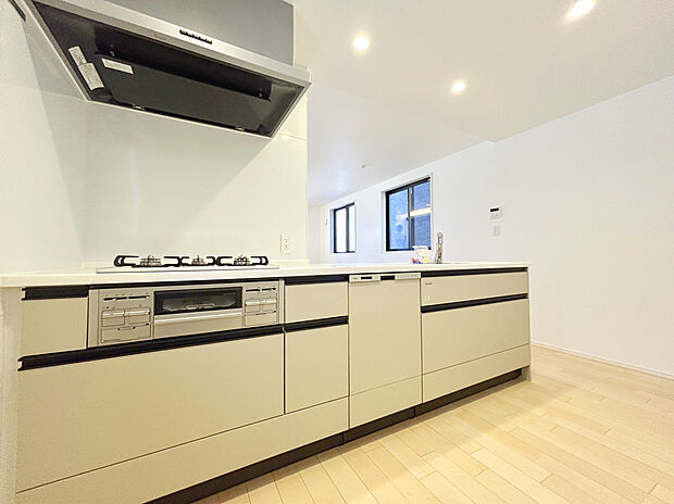 【【Kitchen】】開放感あるカフェスタイルのおしゃれなフルオープンキッチン採用!リビング全体が見渡せられるので、子供の様子を見ながら、家族との会話を楽しみながら料理ができます!