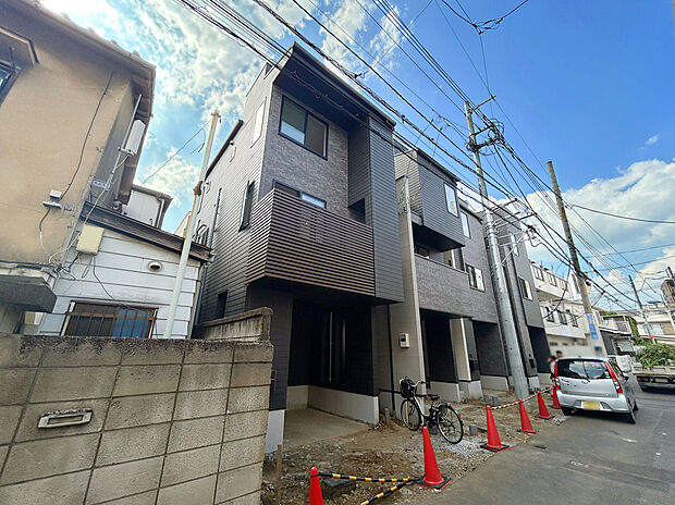 【【外観:8月下旬撮影】】全棟2階リビング仕様のプランニングで外から中の様子が見えづらくなっており、プライバシー性が高くなります。